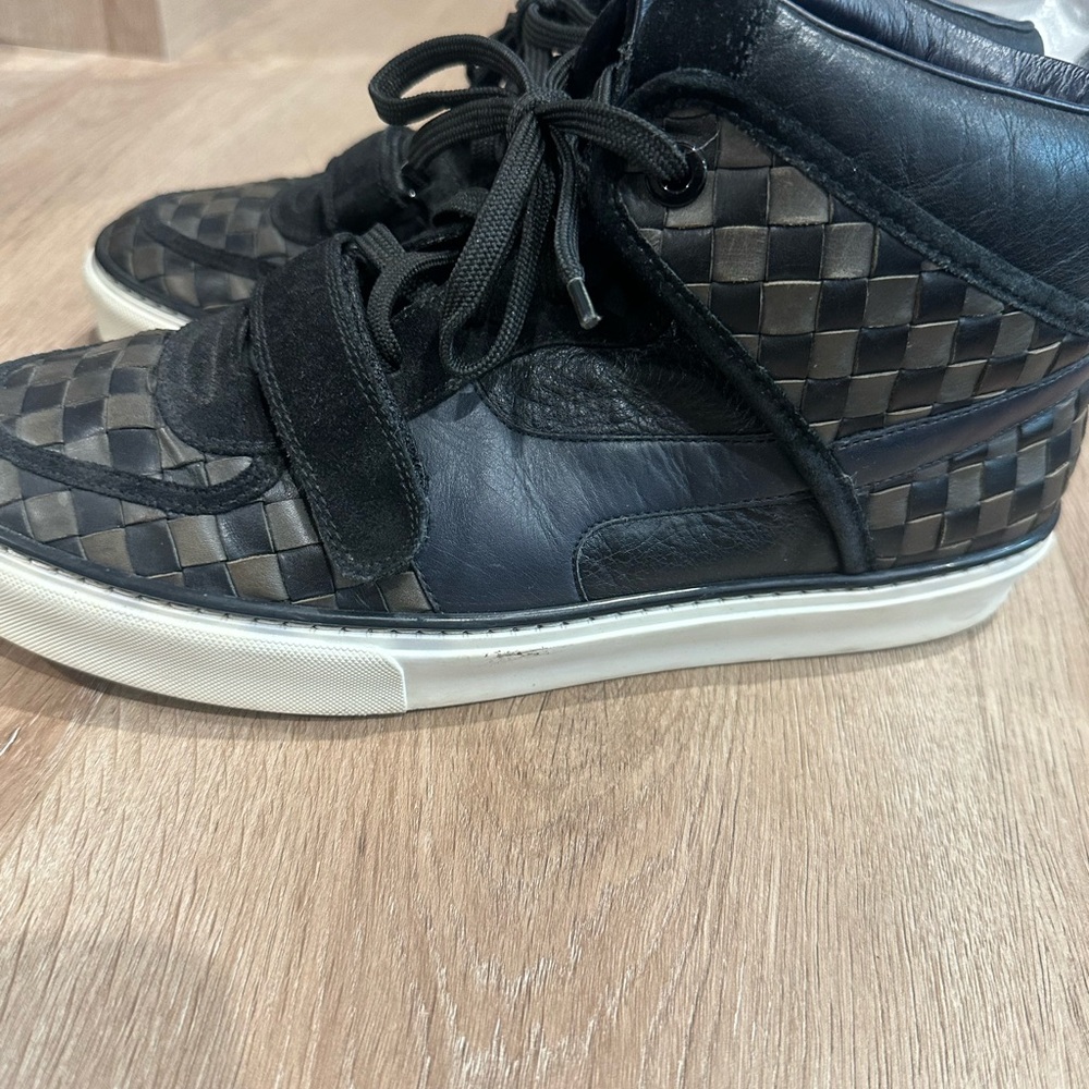 Stylish Black and Gray Men's Sneakers - Picture 4 of 6